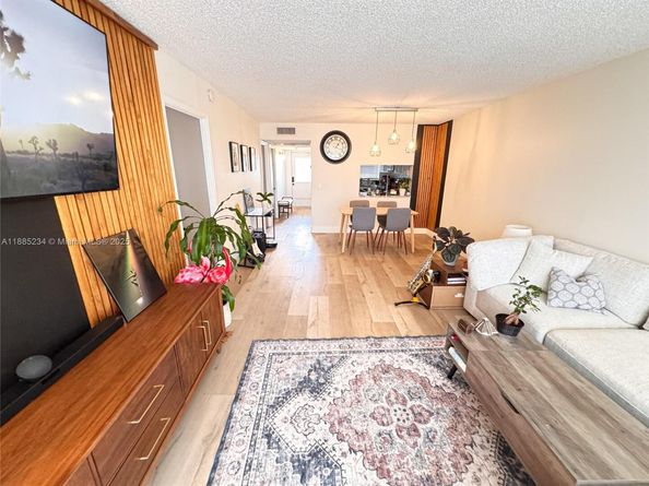9410 Poinciana Pl 405, Davie FL 33324