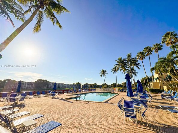 9410 Poinciana Pl 405, Davie FL 33324