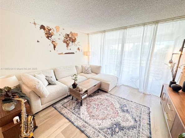 9410 Poinciana Pl 405, Davie FL 33324