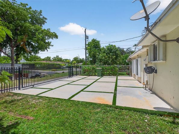 395 NW 124th St, North Miami FL 33168