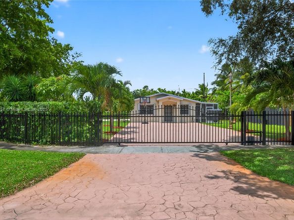 395 NW 124th St, North Miami FL 33168