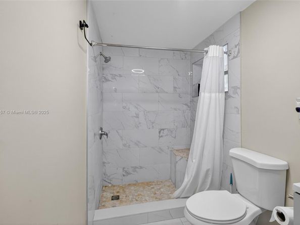 395 NW 124th St, North Miami FL 33168