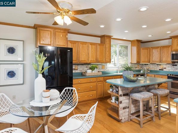 1087 Hillside Dr, Martinez CA 94553