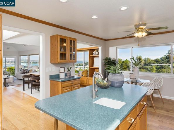 1087 Hillside Dr, Martinez CA 94553