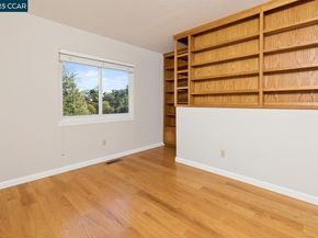 1087 Hillside Dr, Martinez CA 94553