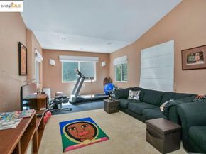 7141 Homewood Dr, Oakland CA 94611