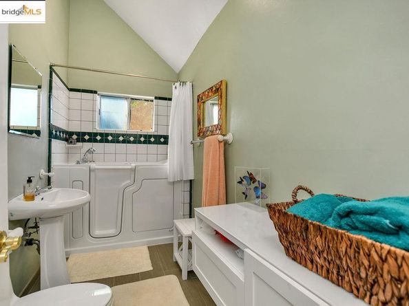 7141 Homewood Dr, Oakland CA 94611