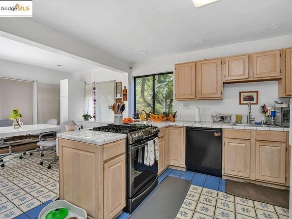 7141 Homewood Dr, Oakland CA 94611