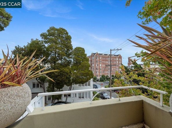 320 Lee St 202, Oakland CA 94610