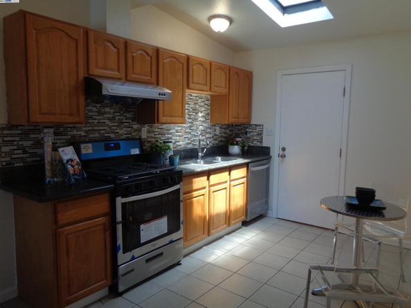 2122 E 25Th St, Oakland CA 94606