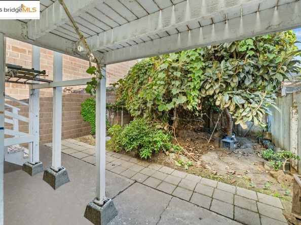 811 W Grand Ave, Oakland CA 94607