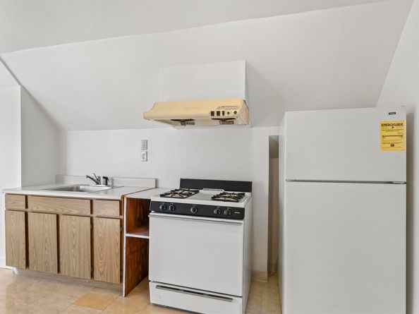 811 W Grand Ave, Oakland CA 94607