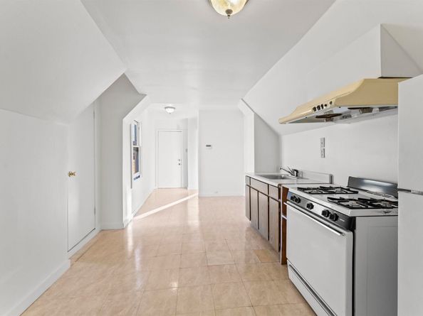 811 W Grand Ave, Oakland CA 94607