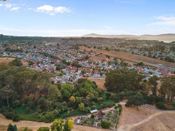 103 Opal Ct, Hercules CA 94547