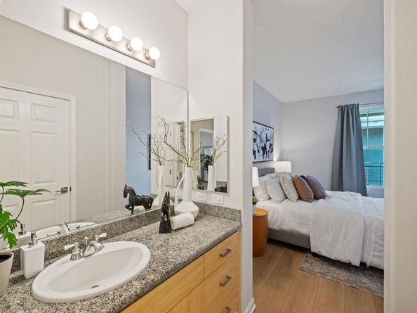 1121 40th Street 2406, Emeryville CA 94608