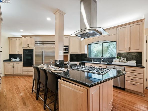 7716 Skyline Blvd, Oakland CA 94611