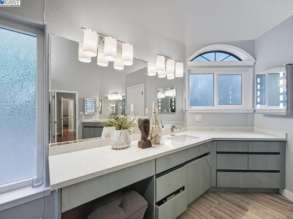 7716 Skyline Blvd, Oakland CA 94611