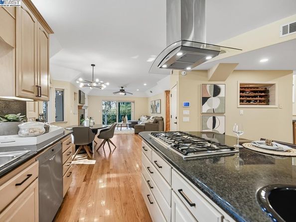 7716 Skyline Blvd, Oakland CA 94611