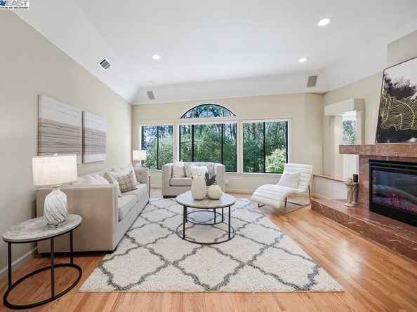 7716 Skyline Blvd, Oakland CA 94611