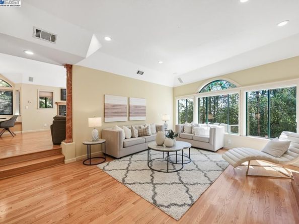 7716 Skyline Blvd, Oakland CA 94611