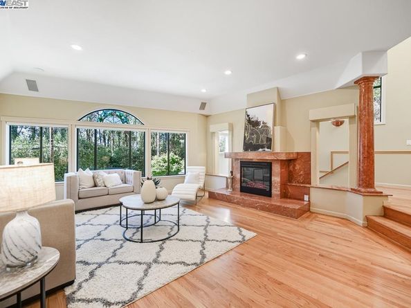 7716 Skyline Blvd, Oakland CA 94611