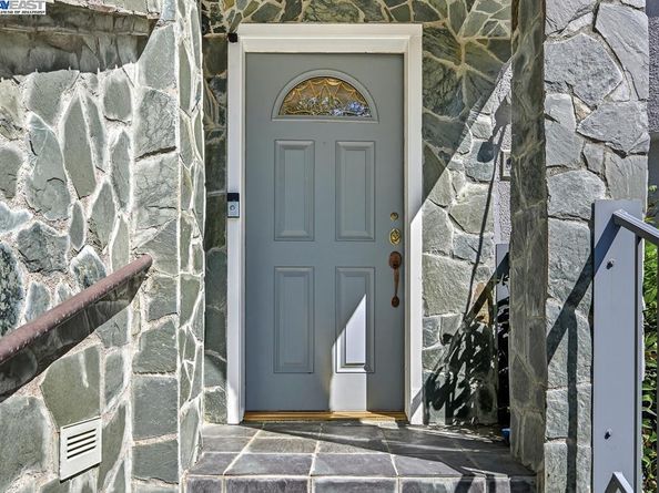 7716 Skyline Blvd, Oakland CA 94611