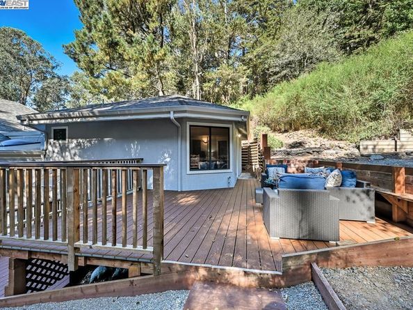 7716 Skyline Blvd, Oakland CA 94611