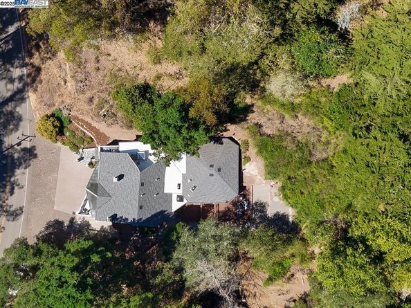 7716 Skyline Blvd, Oakland CA 94611
