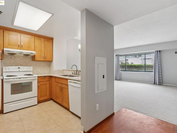 988 Franklin 328, Oakland CA 94607