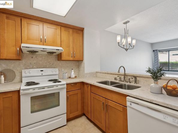 988 Franklin 328, Oakland CA 94607