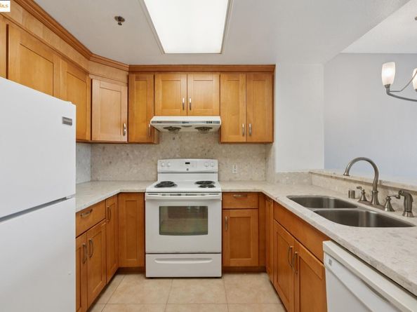 988 Franklin 328, Oakland CA 94607