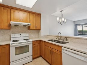 988 Franklin 328, Oakland CA 94607