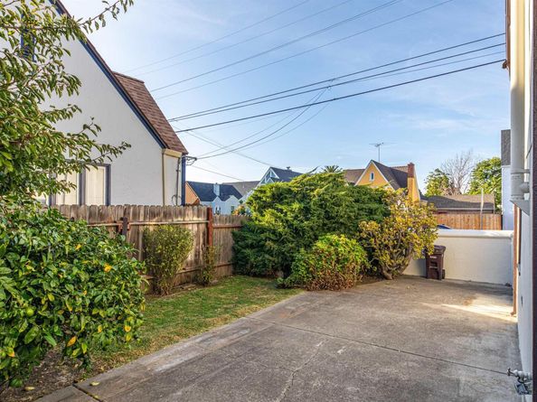 7601 Holly Street, Oakland CA 94621