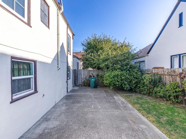 7601 Holly Street, Oakland CA 94621