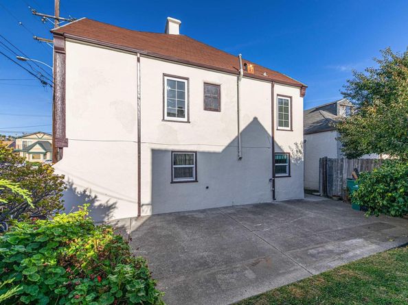 7601 Holly Street, Oakland CA 94621