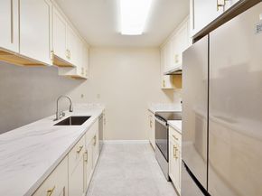 7 Town Square Pl, Oakland CA 94603