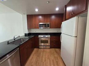 585 9th 422, Oakland CA 94607