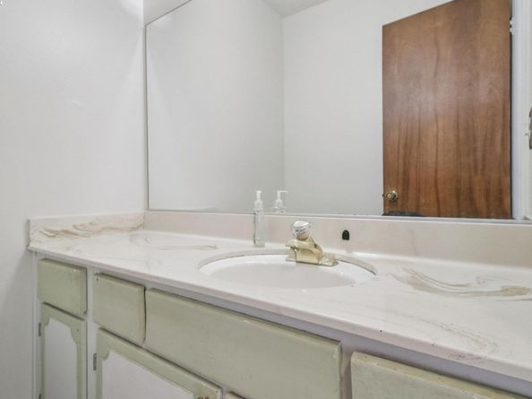 398 Parrott St 302, San Leandro CA 94577