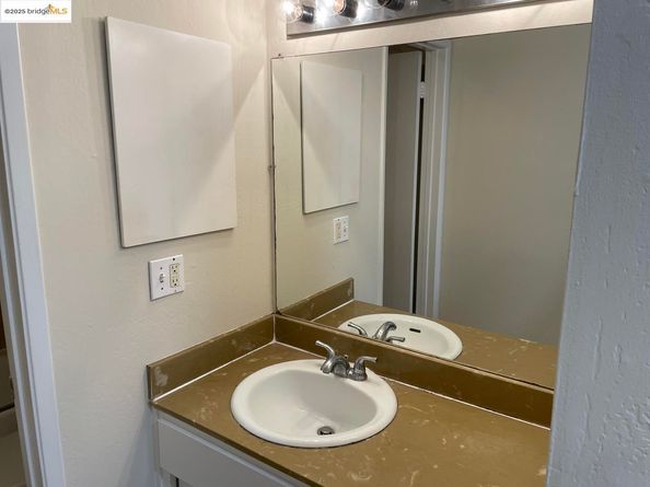 Undisclosed Address #41108229, Emeryville CA 94608