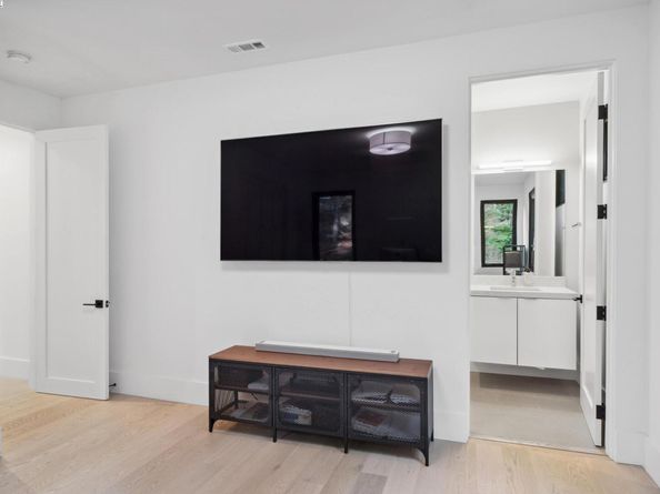 3 West Cir, Oakland CA 94611