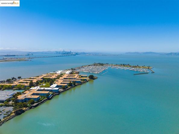 2 Commodore DR D171, Emeryville CA 94608