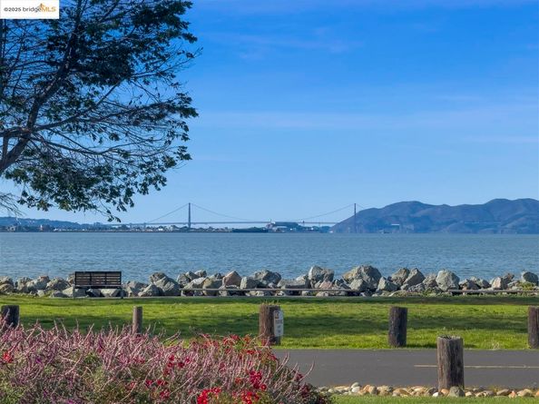 2 Commodore DR D171, Emeryville CA 94608