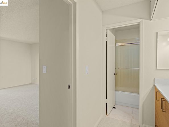 2 Commodore DR D171, Emeryville CA 94608