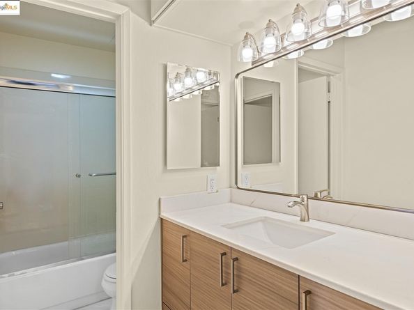 2 Commodore DR D171, Emeryville CA 94608