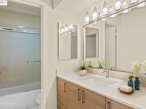 2 Commodore DR D171, Emeryville CA 94608