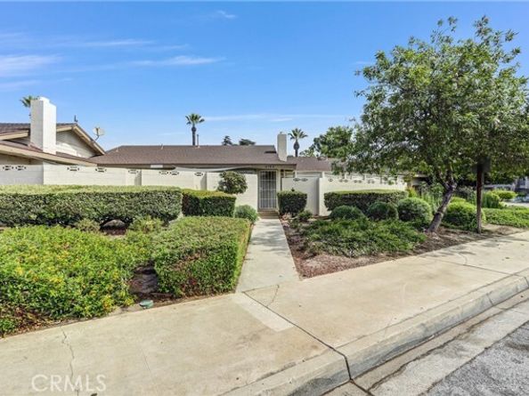 679 S Indian Hill B, Claremont CA 91711