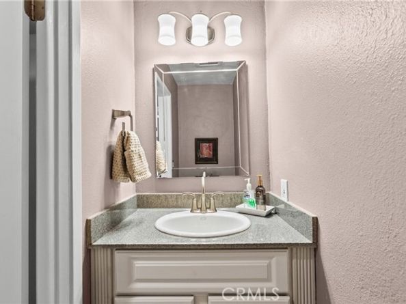 22123 Burbank Blvd #2, Woodland Hills (los Angeles) CA 91367