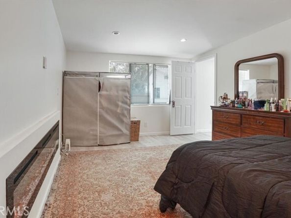 18352 Bessemer Street, Tarzana (los Angeles) CA 91335