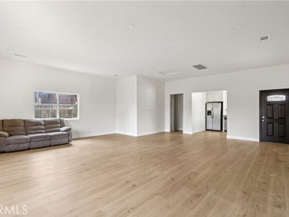 8040 Troost Avenue, North Hollywood (los Angeles) CA 91605