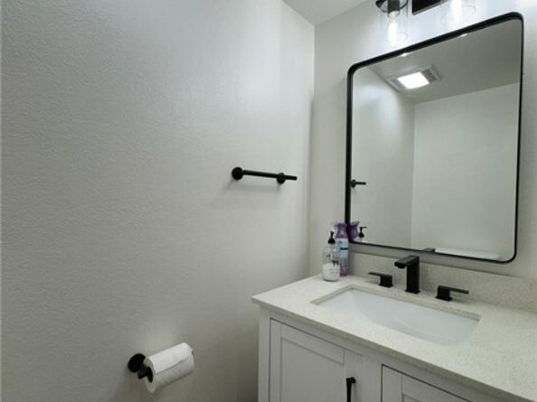 21820 SATICOY Street A, Canoga Park (los Angeles) CA 91304